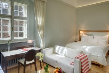 Ložnice a gauč v Standard Double Room