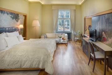 Postel a televize v Standard Double Room